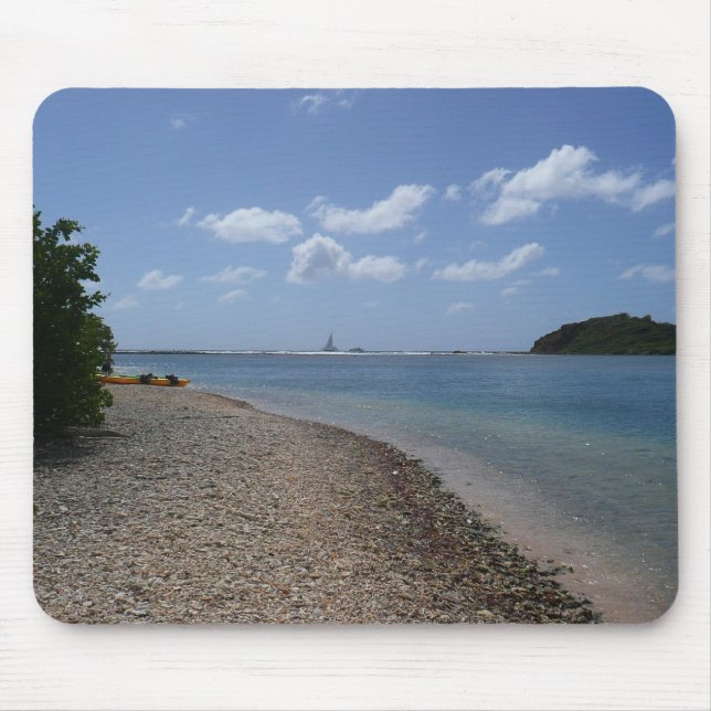 Segelboot in der Ferne bei St. Thomas Mousepad (Vorne)