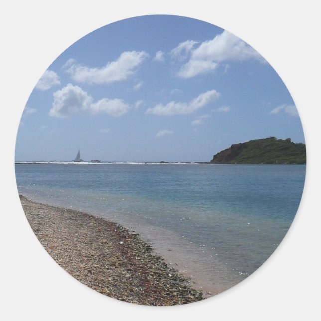 Segelboot in der Ferne bei St. Thomas Runder Aufkleber (Vorderseite)