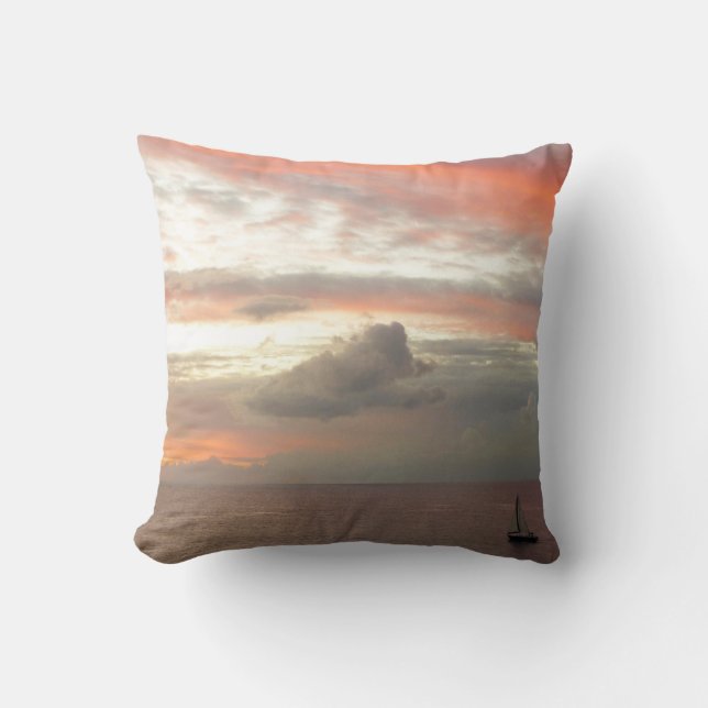Segelboot in Sunset Beautiful Pink Seascape Kissen (Vorderseite)
