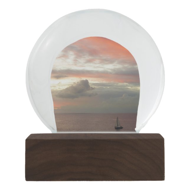 Segelboot in Sunset Beautiful Pink Seascape Schneekugel (Vorderseite)