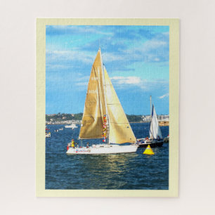 Segelboot mit goldenen Segeln in Jersey