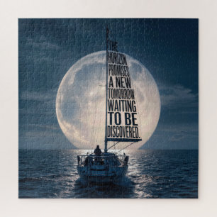 Segelboot mit inspirierendem Zitat im Mondlicht