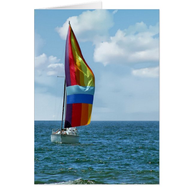 Segelboot mit Regenbogenspinnaker auf Wasser (Vorne)