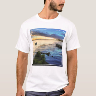 Segelboot-Reflexion vom Sonnenuntergang T-Shirt