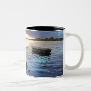 Segelboot-Reflexion vom Sonnenuntergang Zweifarbige Tasse