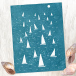 Segelboot Seascape Postkarte<br><div class="desc">Ein Segelboot Rennen auf einem aquamarinen grünen Ozean. Ideal für Ihren Lieblingssegler,  Yachtrennen und Regatta-Fan. Original nautische Kunst von Nic Squirrell.</div>