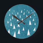 Segelboot Seascape Runde Wanduhr<br><div class="desc">Ein Segelboot Rennen auf einem aquamarinen grünen Ozean. Ideal für Ihren Lieblingssegler,  Yachtrennen und Regatta-Fan. Original nautische Kunst von Nic Squirrell.</div>