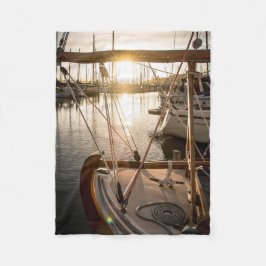 Segelboot und Sonnenuntergang im Marina Fleecedecke