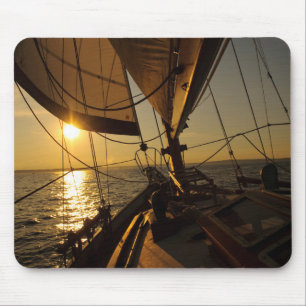 Segelbootdeck, in Richtung Sonnenuntergang Mousepad