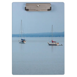 Segelboote auf dem Fluss Klemmbrett