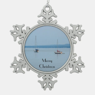 Segelboote auf dem Fluss  Schneeflocken Zinn-Ornament