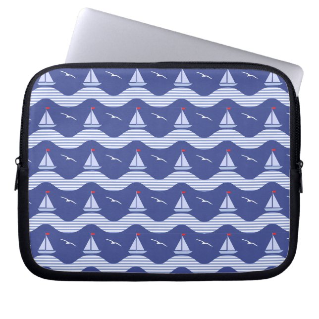 Segelboote auf einem gestreiften Seemuster Laptopschutzhülle (Vorderseite)