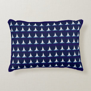 Segelboote auf Marineblau Dekokissen