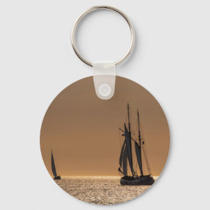 Segelboote auf Ufer der Ostsee Schlüsselanhänger