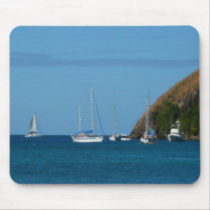 Segelboote in der Bucht Weiße und blaue Seefahrt Mousepad