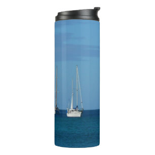 Segelboote in der Bucht Weiße und blaue Seefahrt Thermosbecher