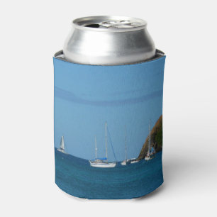 Segelboote in der Bucht Weißes und Blaues Wassersc Dosenkühler