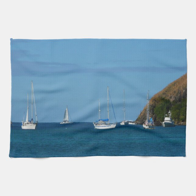 Segelboote in der Bucht Weißes und Blaues Wassersc Handtuch (Horizontal)