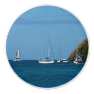 Segelboote in der Bucht Weißes und Blaues Wassersc Keramikknauf