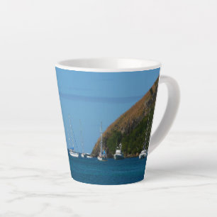 Segelboote in der Bucht Weißes und Blaues Wassersc Milchtasse