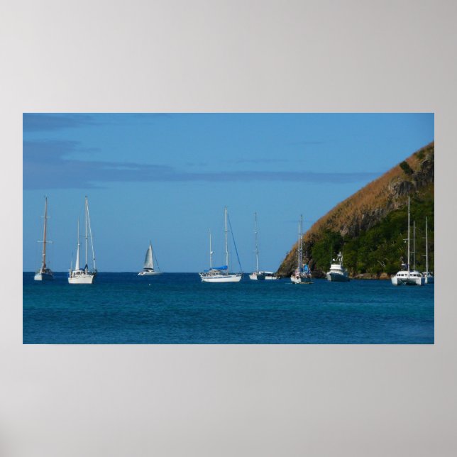 Segelboote in der Bucht Weißes und Blaues Wassersc Poster (Vorne)