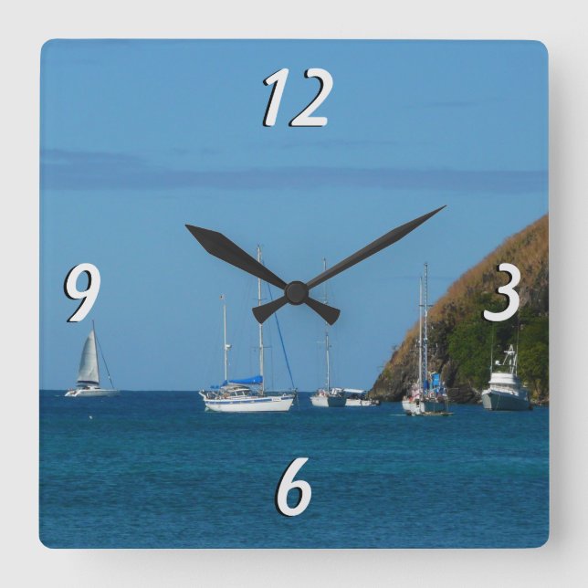 Segelboote in der Bucht Weißes und Blaues Wassersc Quadratische Wanduhr (Vorderseite)