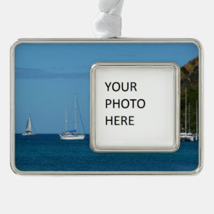 Segelboote in der Bucht Weißes und Blaues Wassersc Rahmen-Ornament Silber