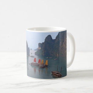 Segelboote in der Ha-Long-Bucht - Vietnam, Asien Kaffeetasse