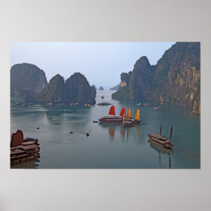 Segelboote in der Ha-Long-Bucht - Vietnam, Asien Poster