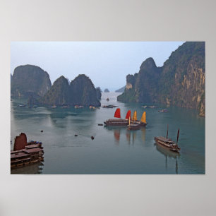 Segelboote in der Ha-Long-Bucht - Vietnam, Asien Poster