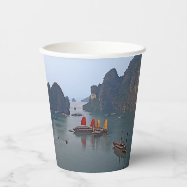 Segelboote in Ha Long Bay - Vietnam, Asien Pappbecher (Vorderseite)
