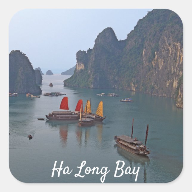Segelboote in Ha Long Bay - Vietnam, Asien Quadratischer Aufkleber (Vorderseite)