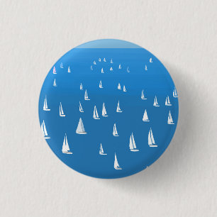 Segelboote in tiefblauem Meer - Regatta Sailboote Button