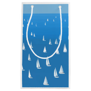Segelboote in tiefblauem Meer - Regatta Sailboote Kleine Geschenktüte