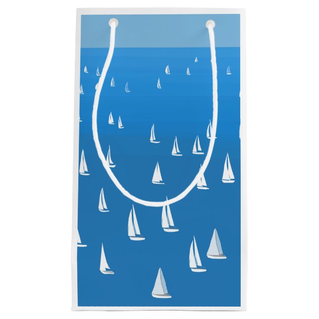 Segelboote in tiefblauem Meer - Regatta Sailboote Kleine Geschenktüte (Vorderseite)
