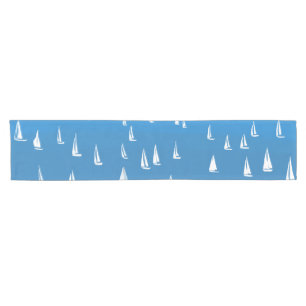 Segelboote in tiefblauem Meer - Regatta Sailboote Kurzer Tischläufer