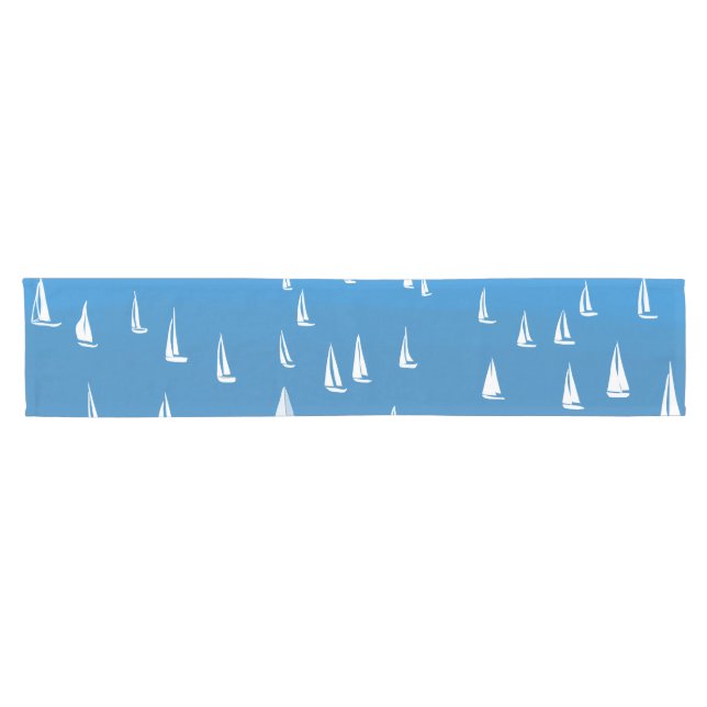 Segelboote in tiefblauem Meer - Regatta Sailboote Kurzer Tischläufer (Horizontal)
