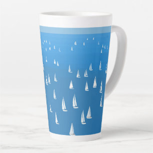 Segelboote in tiefblauem Meer - Regatta Sailboote Milchtasse