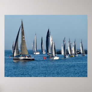 Segelboote kommen in den Kanal. Marina Del Rey, CA Poster