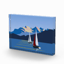 Segelboote und Berge