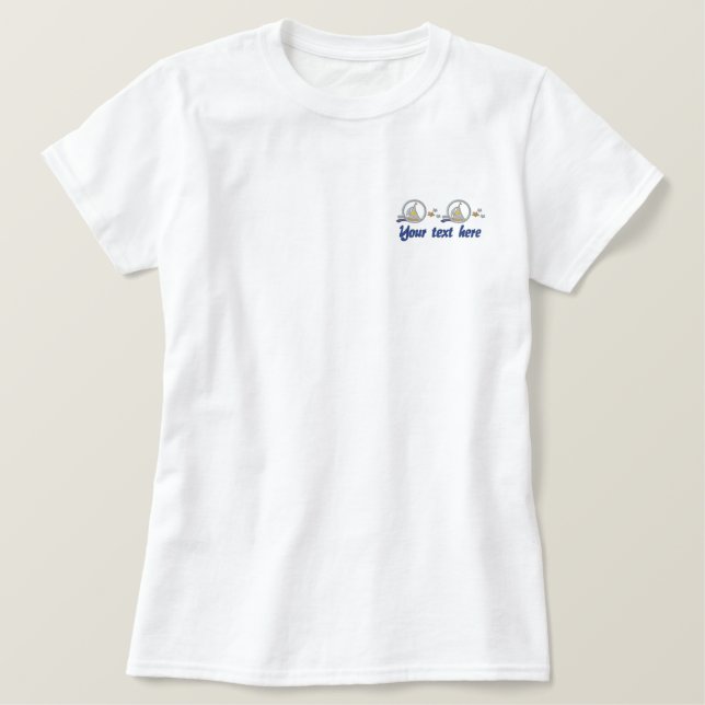 Segelboote und Sterne Besticktes T-Shirt (Design vorne)