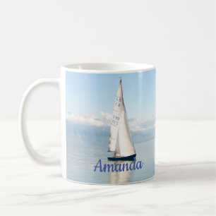 Segeln auf einer ruhigen, spiegelglänzenden Bucht Kaffeetasse