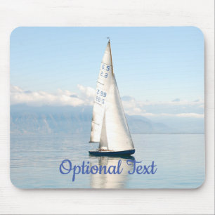 Segeln auf einer ruhigen, spiegelglänzenden Bucht Mousepad