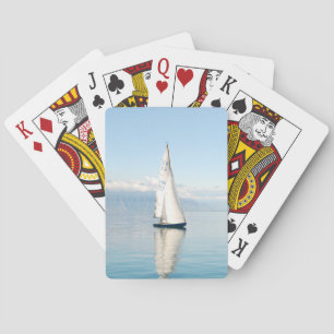 Segeln auf einer ruhigen, spiegelglänzenden Bucht Spielkarten