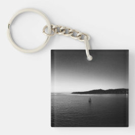 Segeln in Schwarz und Weiß des Horizonts Schlüsselanhänger