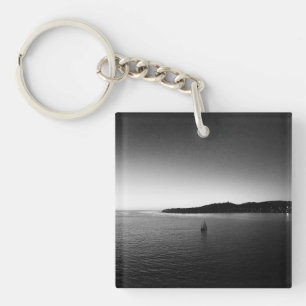 Segeln in Schwarz und Weiß des Horizonts Schlüsselanhänger
