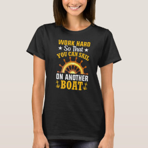 Segeln Sie auf einem anderen Segelyacht grafisch T-Shirt