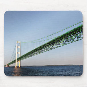 Segeln unter der Mackinac-Brücke Mousepad