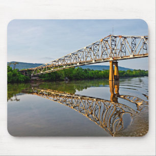 Segeln unter einer Brücke über den Tennessee Mousepad