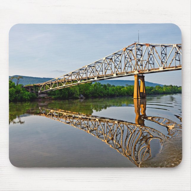 Segeln unter einer Brücke über den Tennessee Mousepad (Vorne)